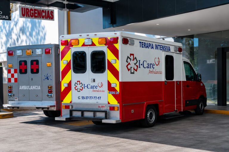 Ambulancia de terapia intensiva I-Care preparada para atención de urgencias médicas.