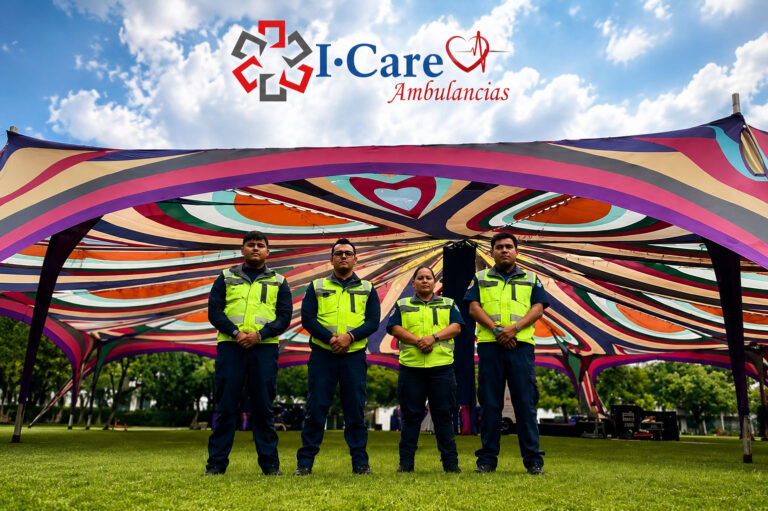Equipo de paramédicos I-Care brindando cobertura médica en evento especial.